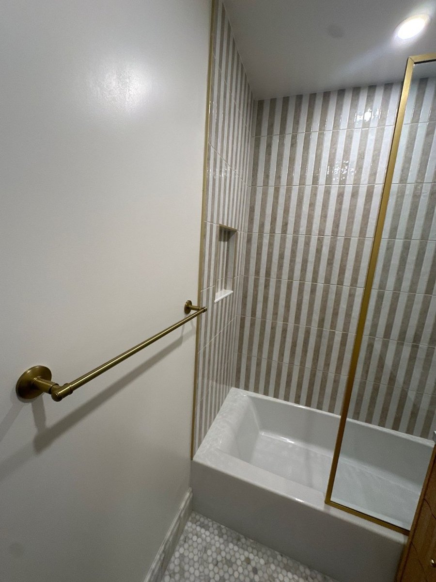 modo-full-bathroom-brass-towel-bar-west-village-nyc-92-optimized