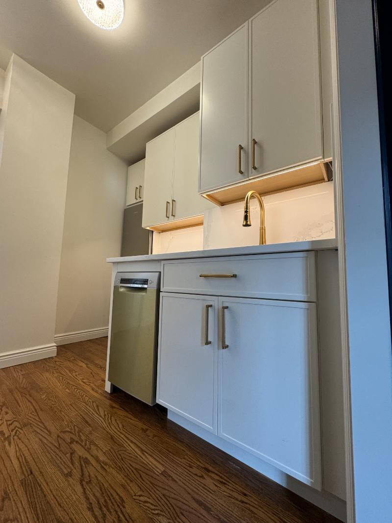 modo-kitchen-white-cabinets-upper-west-side-nyc-34-optimized