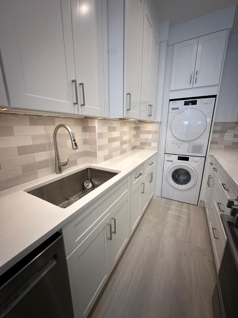 modo-kitchen-undermount-sink-stacked-washer-dryer-corner-upper-west-side-nyc-20-optimized