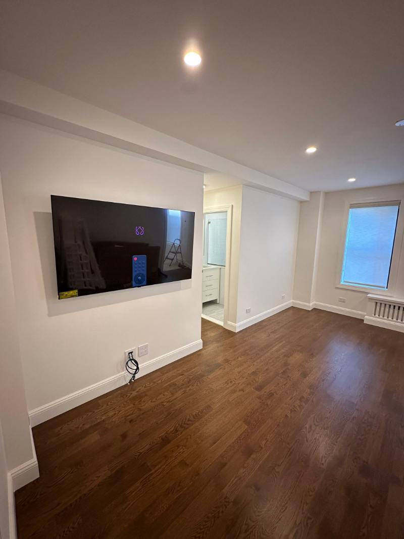 modo-living-dining-tv-wall-bathroom-entry-upper-west-side-nyc-34-optimized
