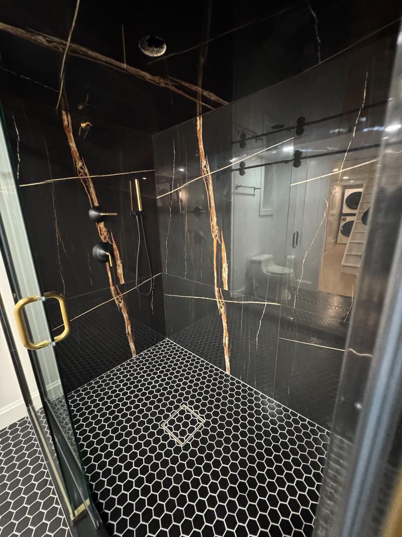 modo-shower-gold-veined-marble-slab-detail-larchmont-ny-38-optimized