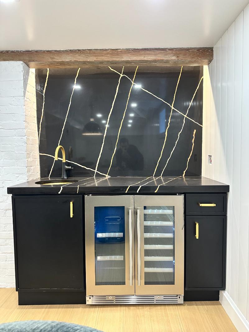 modo-wet-bar-gold-veined-marble-backsplash-larchmont-ny-60-optimized
