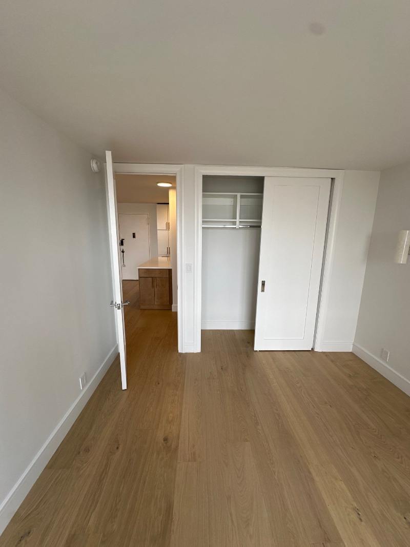 modo-bedroom-reach-in-closet-upper-east-side-nyc-102-optimized