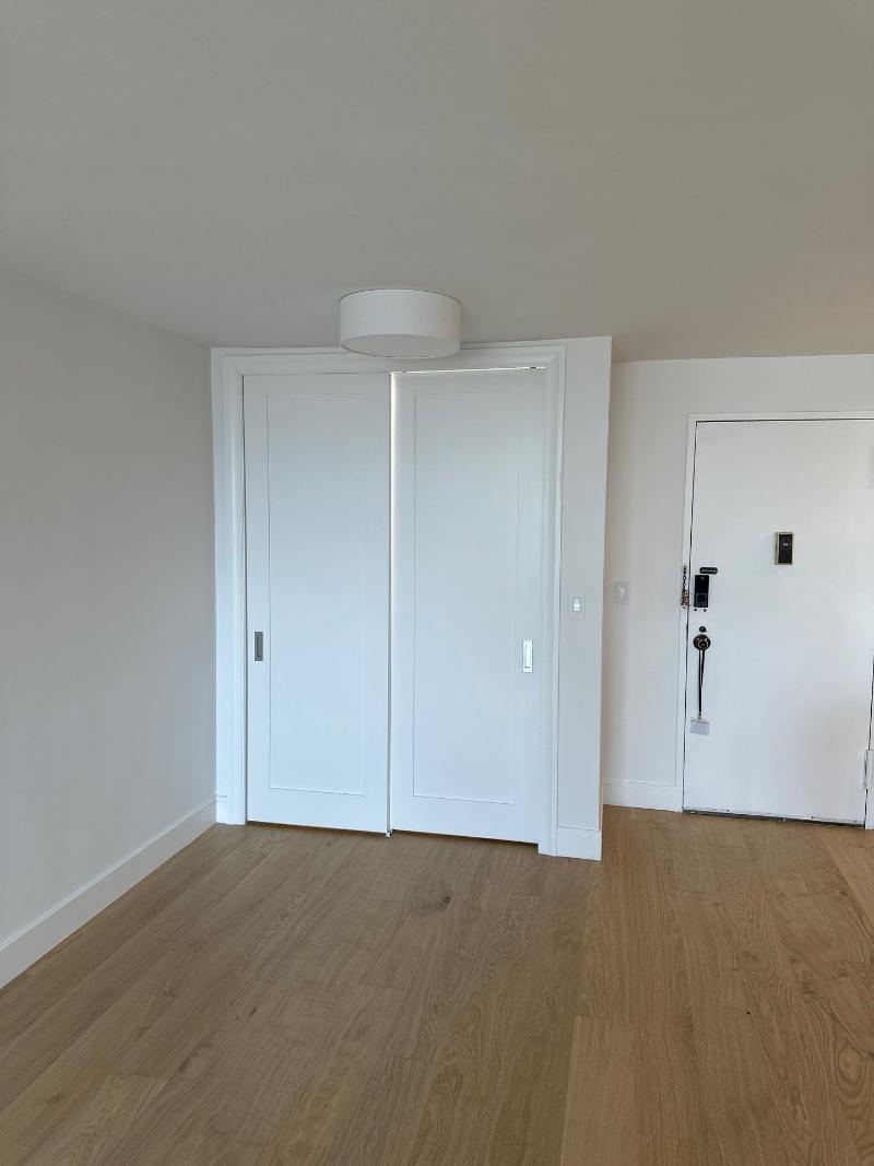 modo-entry-foyer-reach-in-closet-upper-east-side-nyc-25-optimized