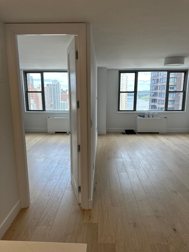 modo-living-room-white-oak-floors-city-view-upper-east-side-nyc-68-optimized