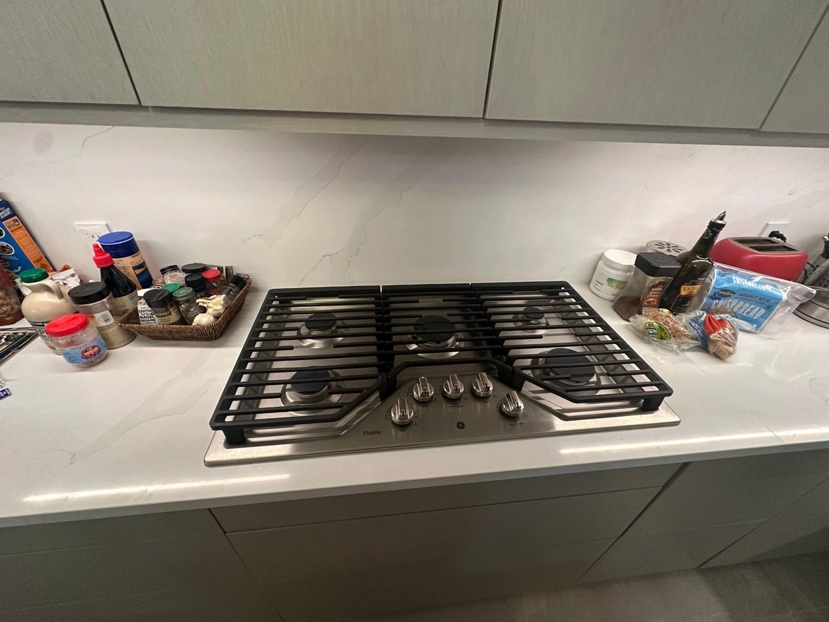 modo-kitchen-gas-cooktop-quartz-counter-detail-upper-west-side-nyc-04-optimized