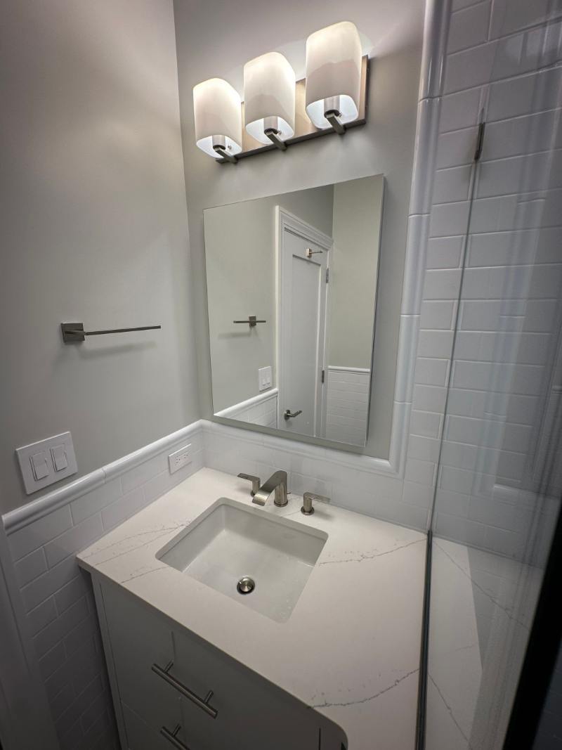 modo-bathroom-quartz-vanity-undermount-sink-detail-upper-west-side-nyc-47-optimized